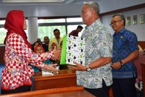 Bupati Kuningan saat ,enerima cinderamata pada kegiatanPembinaan/Pelatihan Pengembangan dan Pemasaran Produk Home Industri. 
